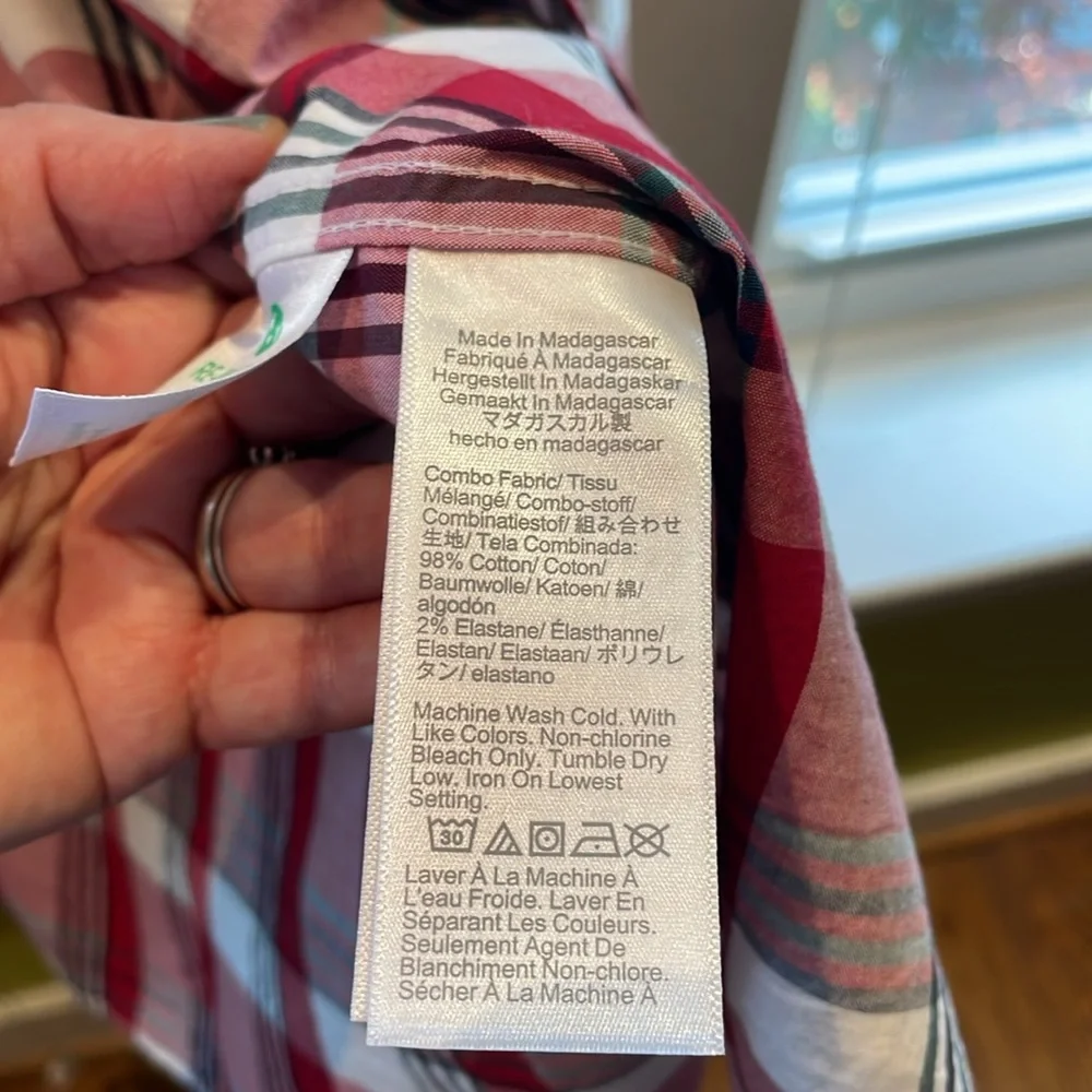 Preppy and perfect for spring. JCrew dress shirt. Men’s small. Plaid pattern